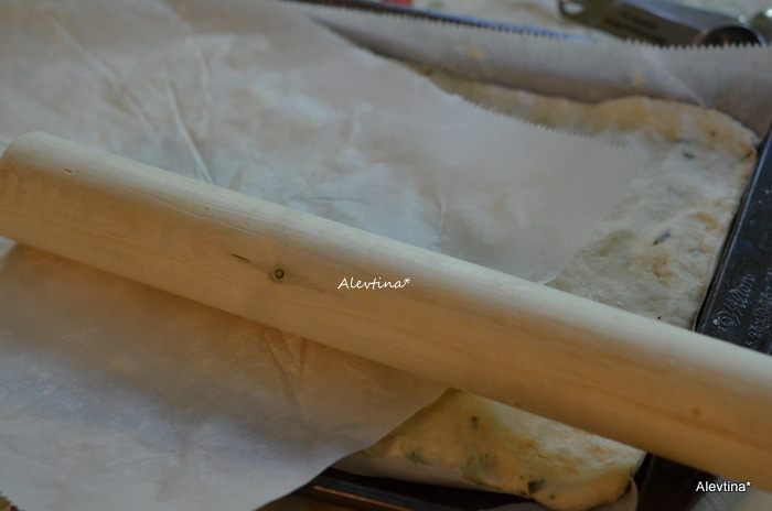 Пицца из песочного теста с клубникой и розмарином