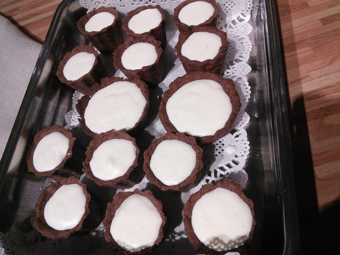 Шоколадные тарталетки с панна коттой и клубникой 