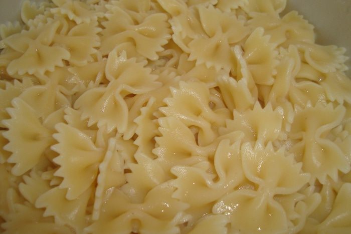 Грибы в сливочном соусе под шубой из фарфалле