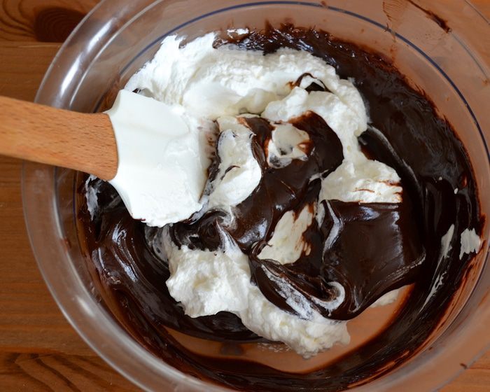 Блинный торт с бананами и шоколадным муссом