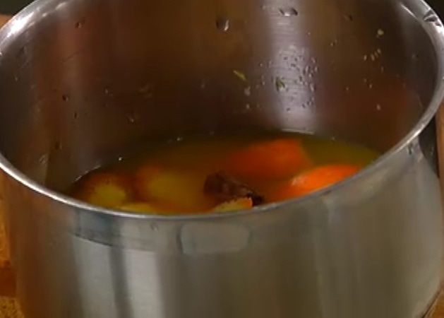 Манный пудинг с пряным апельсиновым сиропом 