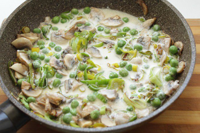 Запеченная треска с шампиньонами и горошком