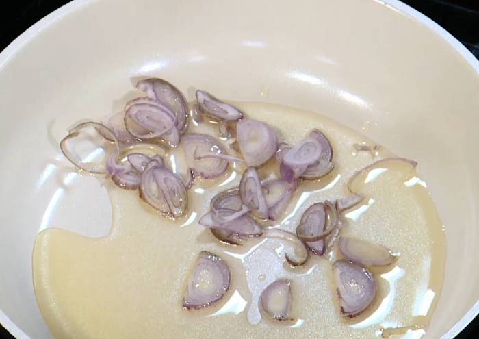 Бутерброд с ветчиной, квашеной капустой, яблоками и сыром 