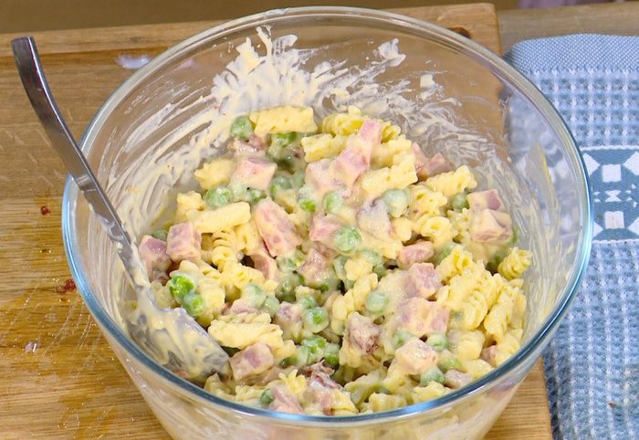 Запеканка из макарон с ветчиной, зеленым горошком и горчицей 