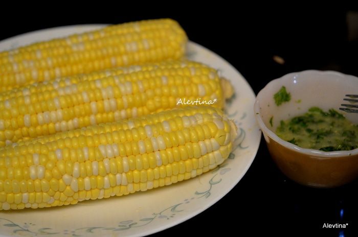 Кукуруза с маслом, кинзой и соком лайма