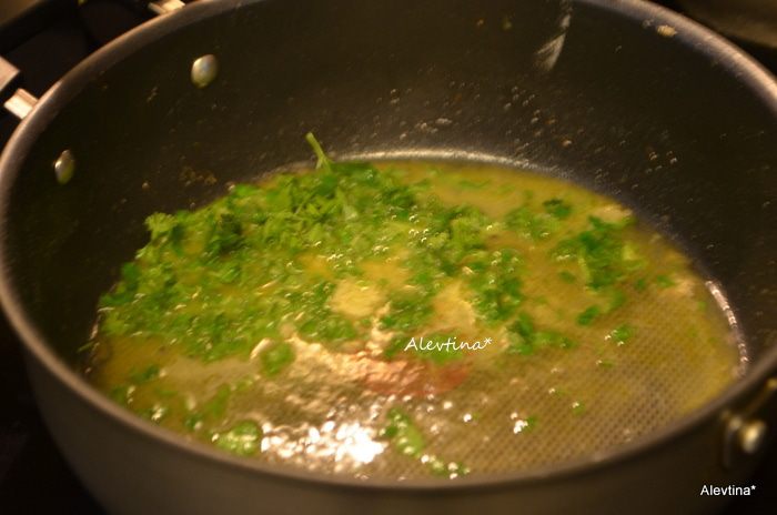 Куриные котлеты с зеленым маслом