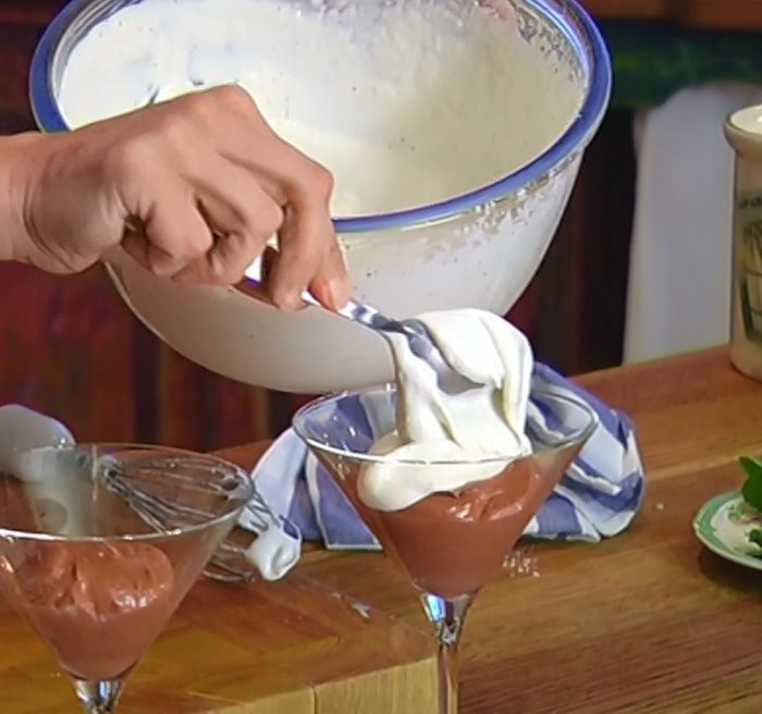 Шоколадный десерт с мятой