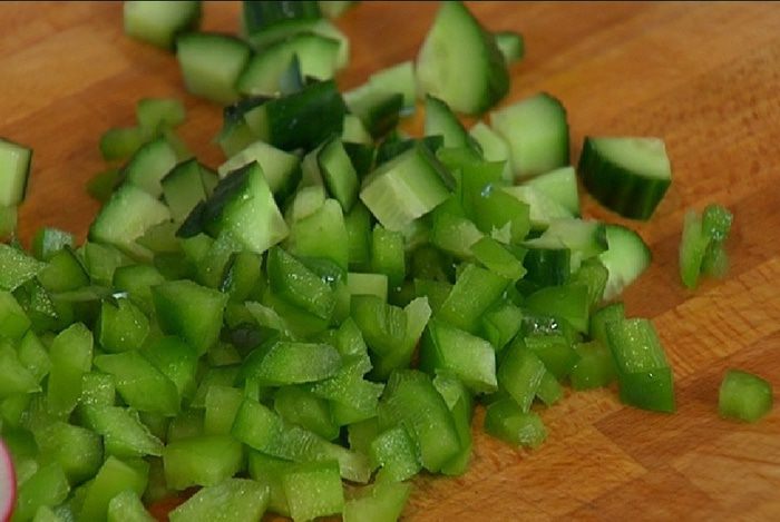 Ароматные лодочки с салатом из нута и свежих овощей 