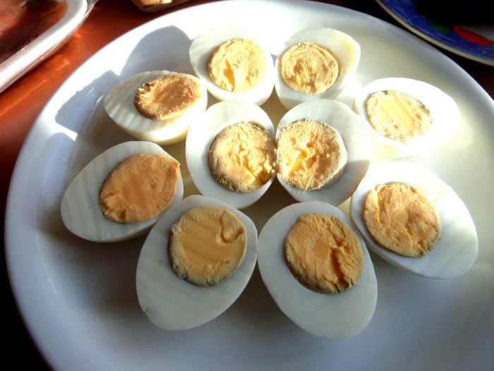 Рыбное канапе на маринованных яйцах