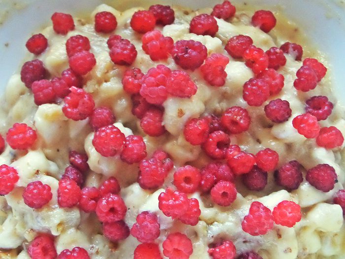Карамельные маффины с малиной
