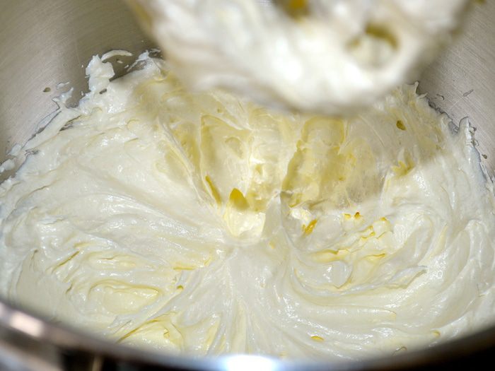 Виноградный пирог к чаю, покрытый ванильной глазурью