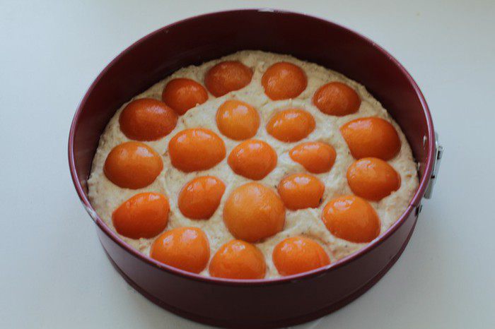 Пирог с абрикосами и орехами