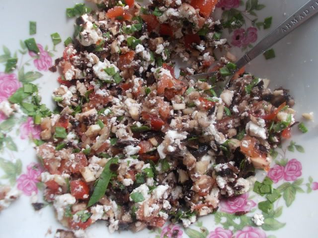 Шампиньоны, фаршированные помидором и шпинатом