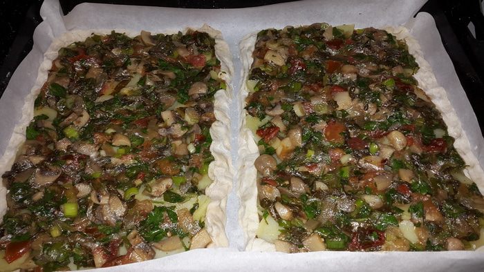 Открытые постные пироги с картофелем, грибами и щавелем