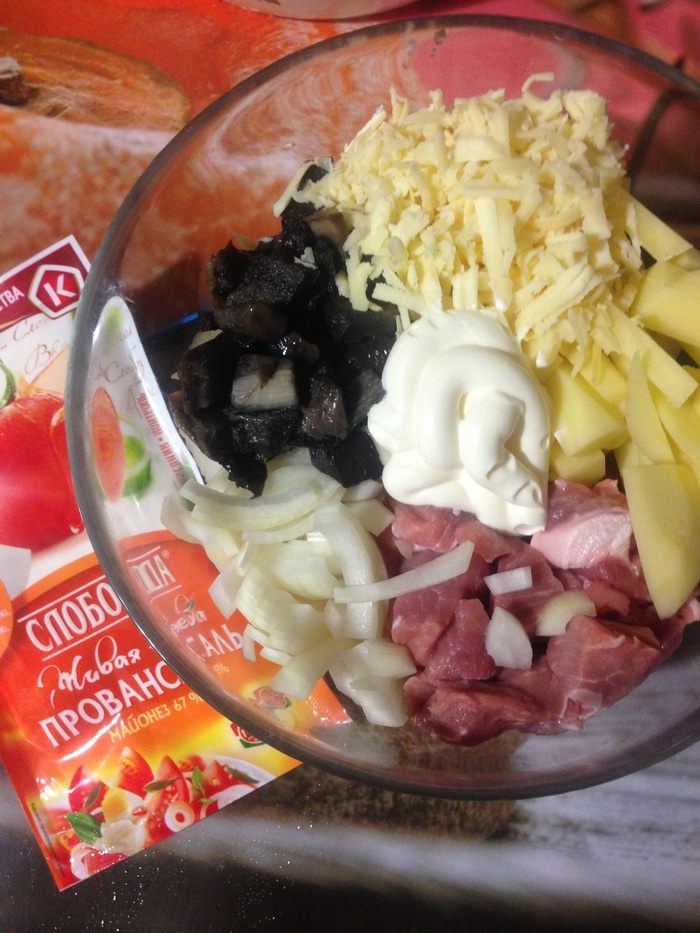 Горшочки со свининой и лесными грибами