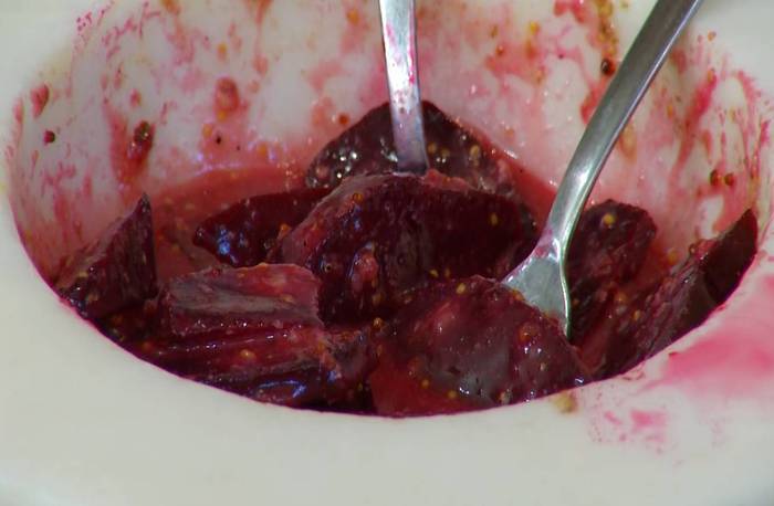 Салат со свеклой, анчоусами и грецкими орехами