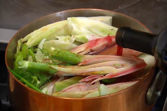 Свинина, томленная с оливками, розмарином и анчоусами