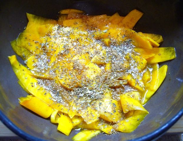 Салат с маринованной тыквой и помидорами черри