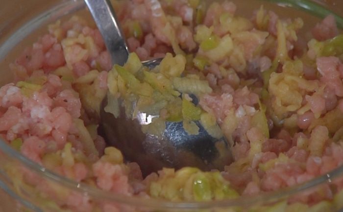 Сэндвичи со свиными котлетками и яблоками 