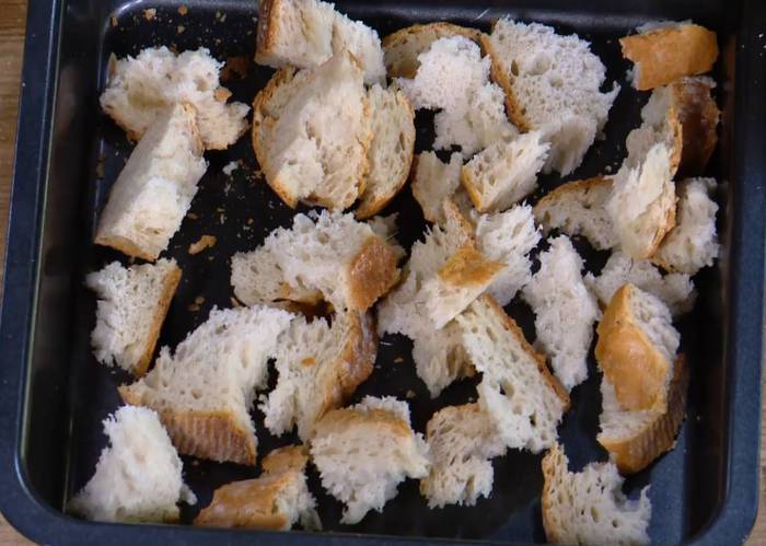 Куриный бульон с яйцом и беконом 