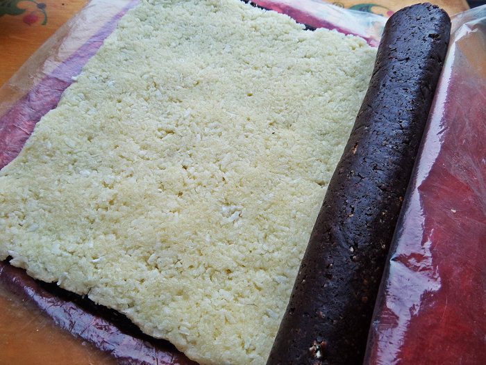 Быстрый кокосово-шоколадный рулет