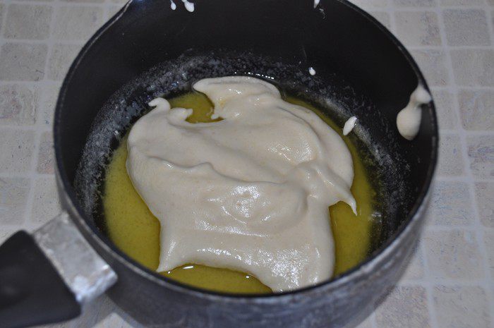 Шоколадный торт с кофейным кремом и хрустящими конфетками 