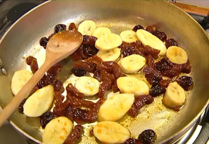 Французские гренки с сушеной вишней и курагой 