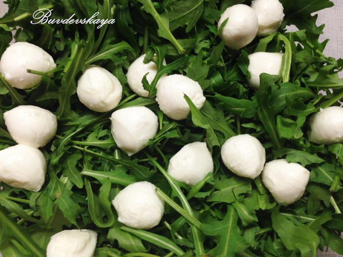 Салат с авокадо и моцареллой