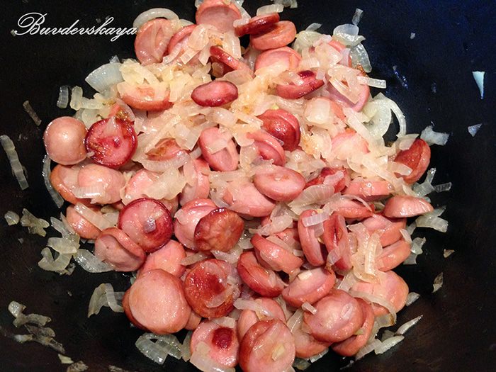 Капустная солянка с сосисками