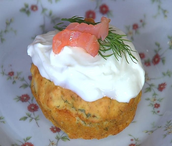 Капкейки с копченой семгой и укропом 