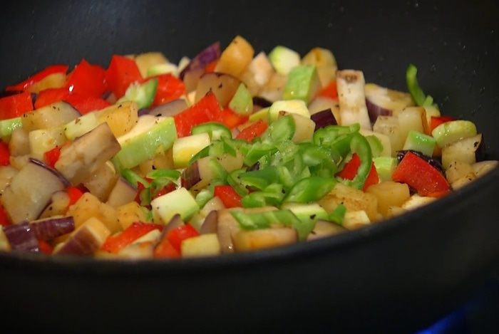 Салат с чечевицей, полбой и овощами