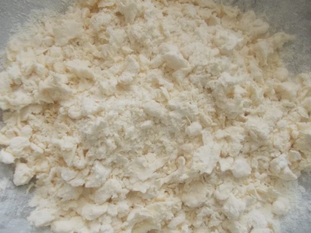 Киш с семгой, двумя видами сыра и прованскими травками