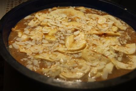 Яблочный пирог с медово-лимонной заливкой