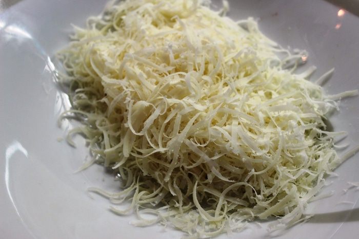 Акула под грилем с картофельно-сырным пюре и сладким луком