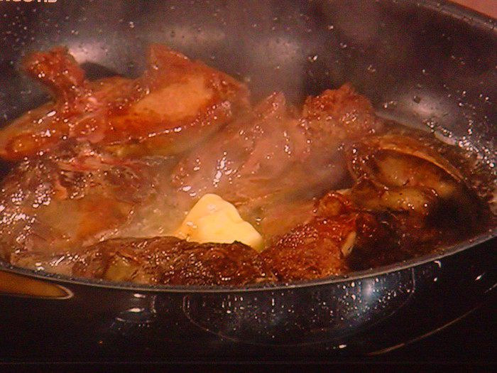 Салат с жареной куриной печенью и карамелизированным яблоком