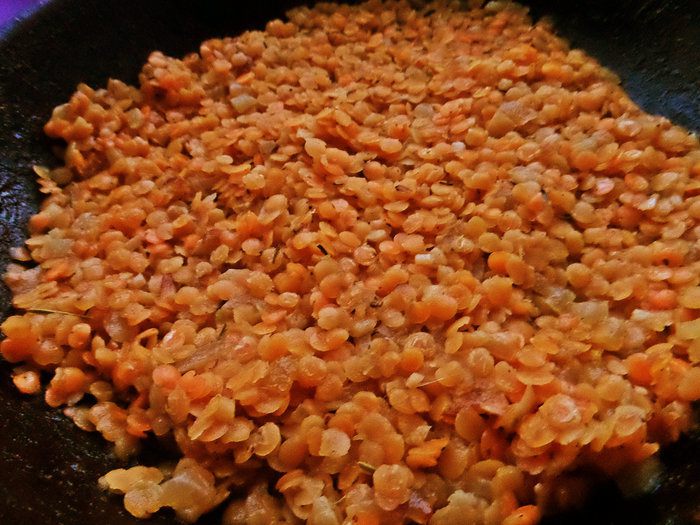 Чечевица с пикантным луком и авокадо