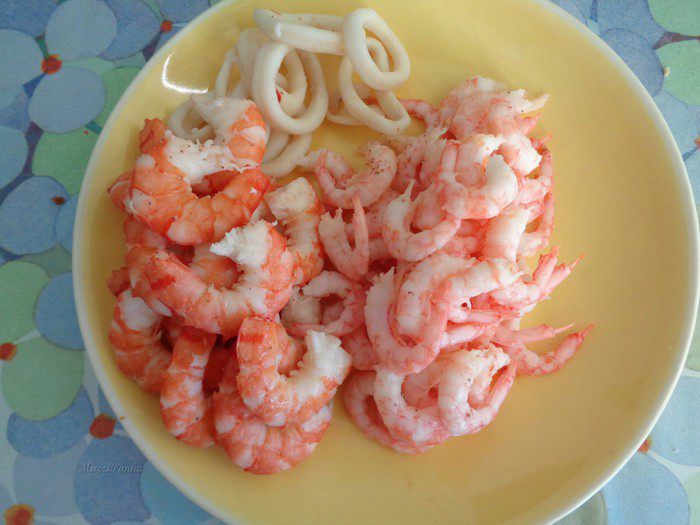 Средиземноморский суп с морепродуктами, рыбой и рисовой лапшой