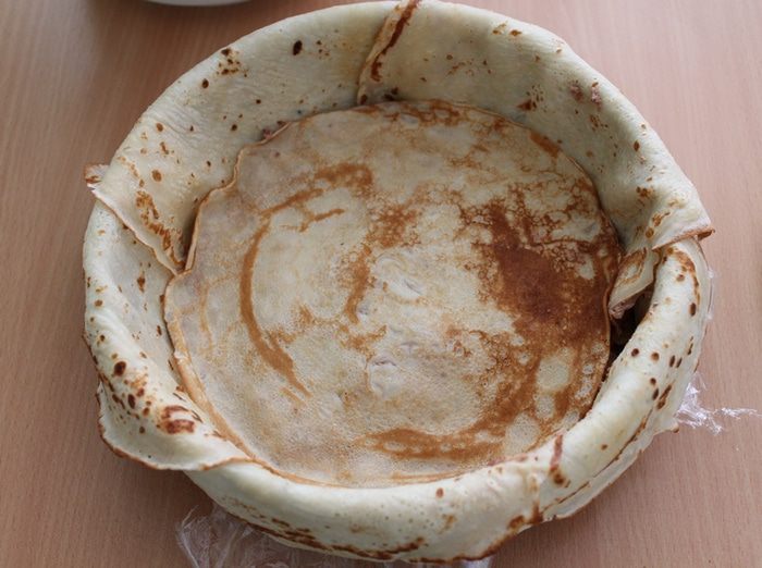 Блинный торт с шоколадным муссом, орехами и грушей