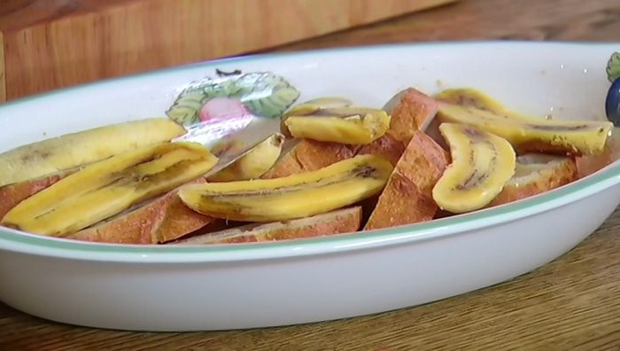 Французские гренки с бананами и карамельным соусом 