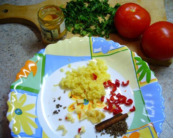 Пряный рис с цветной капустой, зеленым горошком и помидорами