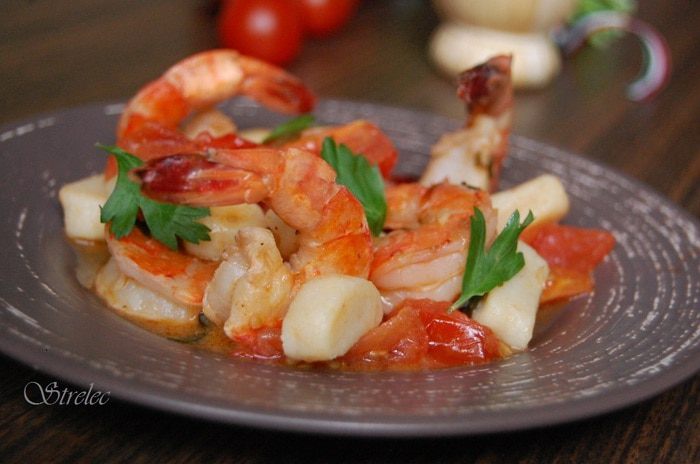 Фрегула с соусом из креветок и томатов черри 