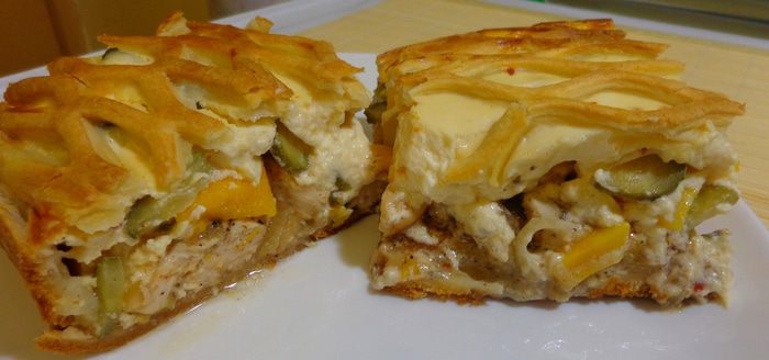 Мясной пирог с тыквой, маринованным огурцом и заливкой из рикотты