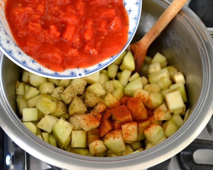 Томатно-баклажановый суп с нутом