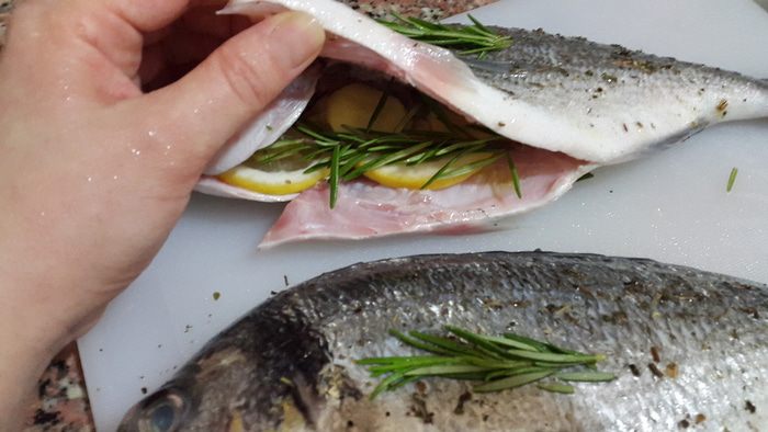 Морской лещ, запеченный с розмарином, лимоном и имбирем