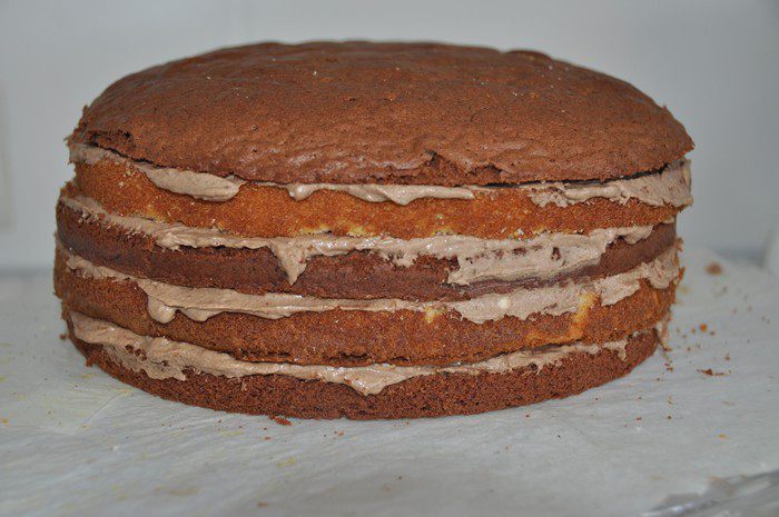 Шоколадный торт с кофейным кремом и хрустящими конфетками 