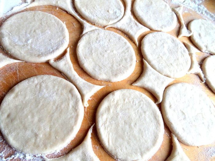 Мини-пирожки с капустой, сельдереем, шпинатом и сыром