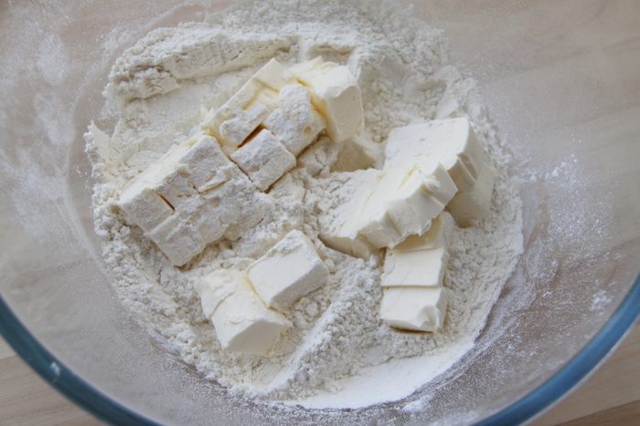 Миндальный тарт с черной смородиной