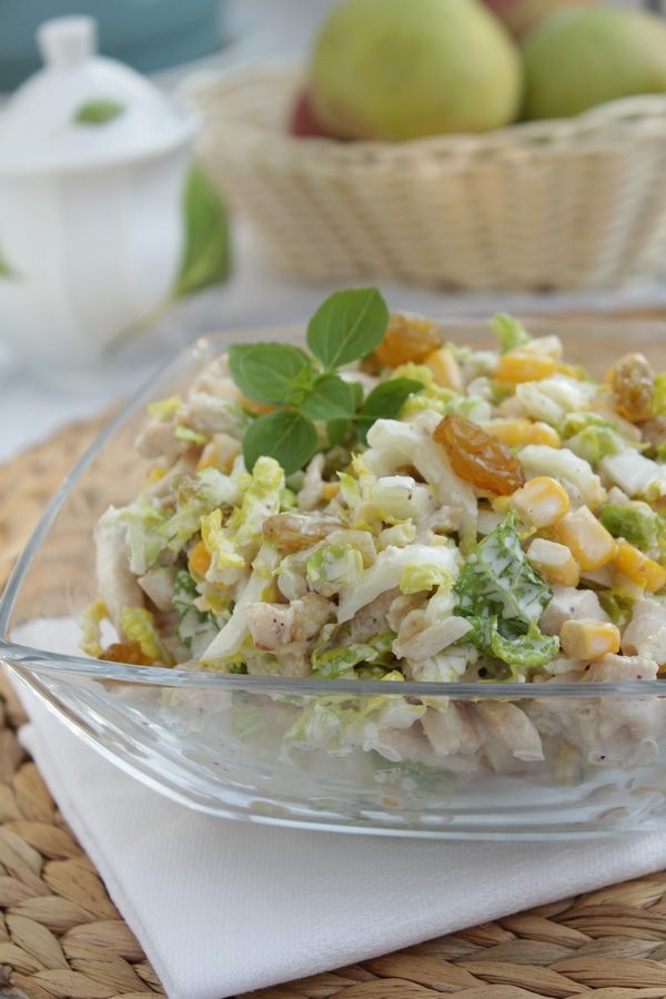 Салат с курицей, пекинской капустой и горчично-медовой заправкой