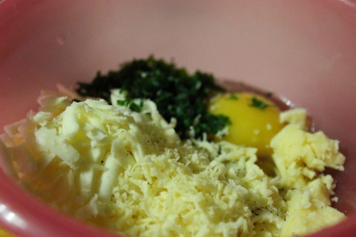 Куриный рулет в слоеном тесте