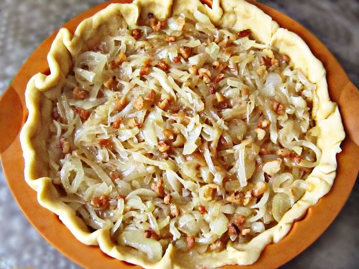 Луковый пирог со шпиком и сыром Джюгас 